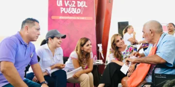 Acerca Mara Lezama el gobierno a los habitantes de Puerto Aventuras, a través de la audiencia “La Voz del Pueblo”
