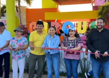 Mary Hernández le hace el feo a niños y a la gobernadora. Vuelve a inaugurar parque con su mamá y funcionarios.