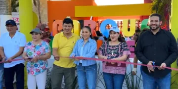 Mary Hernández le hace el feo a niños y a la gobernadora. Vuelve a inaugurar parque con su mamá y funcionarios.