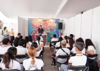 La FILyC de Playa del Carmen conquista a locales y turistas en la Plaza 28 de Julio