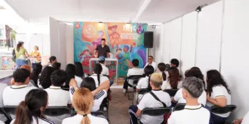 La FILyC de Playa del Carmen conquista a locales y turistas en la Plaza 28 de Julio