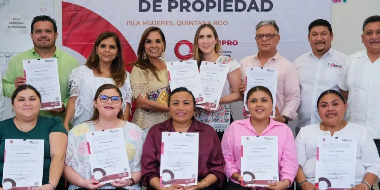 Fortalece Mara Lezama crecimiento ordenado de Isla Mujeres con entrega de 9 títulos de propiedad al municipio