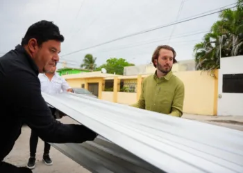 Fernando Muñoz lleva justicia social a vecinas de la Colosio en Playa del Carmen