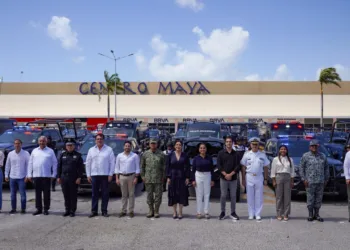 Encabeza Mara Lezama histórica entrega de vehículos policiales en Playa del Carmen, para avanzar en la construcción de paz
