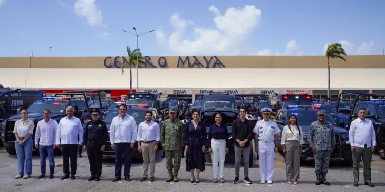 Encabeza Mara Lezama histórica entrega de vehículos policiales en Playa del Carmen, para avanzar en la construcción de paz