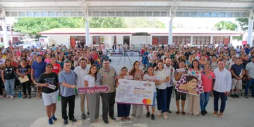 Para que todas las alumnas y alumnos de secundaria sigan estudiando, Mara Lezama concluye entrega de tarjetas de la beca “Rita Cetina”