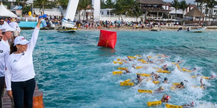 Da banderazo de salida Mara Lezama a 624 competidores del Campeonato Nacional de Aguas Abiertas desde Puerto Morelos
