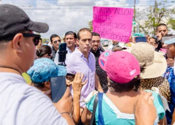 Diego Castañón da respuesta inmediata a habitantes de Punta Allen; camino será rehabilitado con 15 kilómetros intervenidos