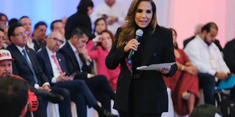 Mara Lezama presenta el modelo de turismo comunitario Maya Ka’an ante líderes del sector en el Tianguis Turístico 2025