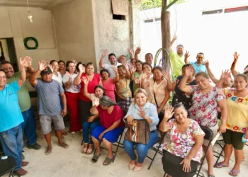 Renán Sánchez Tajonar se reúne con la familia Verde en Bacalar para escuchar y atender a las y los vecinos