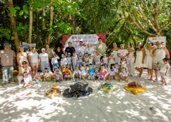 Niñas y niños de Tulum visitan las playas promoviendo la protección de la tortuga marina