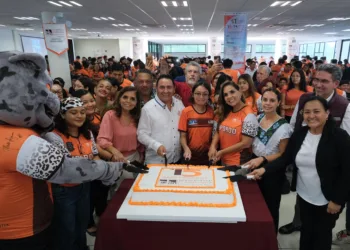 Con alumnas y alumnos, Mara Lezama celebra 15 aniversario de la Universidad Politécnica de Quintana Roo