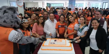 Con alumnas y alumnos, Mara Lezama celebra 15 aniversario de la Universidad Politécnica de Quintana Roo