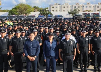 Estefanía Mercado le cumple a las y los policías de Playa del Carmen; anuncia la entrega de un bono económico
