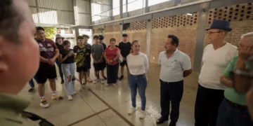 Yensunni Martínez escucha y cumple a familias de la colonia Fovissste en Chetumal
