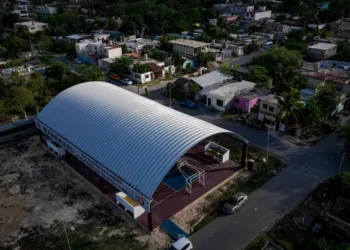 Con un domo y cancha de usos múltiples, Yensunni Martínez cumple a la colonia Kilómetro 55 de la comunidad de Mahahual.