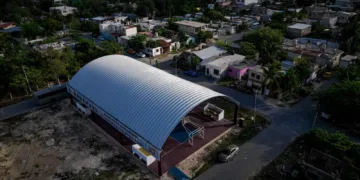 Con un domo y cancha de usos múltiples, Yensunni Martínez cumple a la colonia Kilómetro 55 de la comunidad de Mahahual.