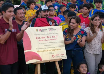 Entrega Mara Lezama campo de fútbol renovado en la Secundaria Técnica No. 2 de Chetumal