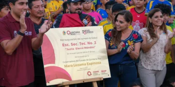 Entrega Mara Lezama campo de fútbol renovado en la Secundaria Técnica No. 2 de Chetumal