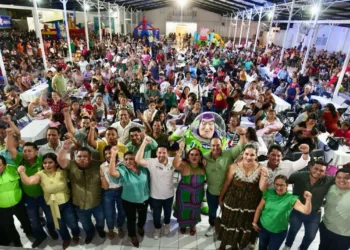 Renán Sánchez Tajonar celebra con las mamás de la Familia Verde de Cozumel y Playa del Carmen