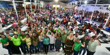 Renán Sánchez Tajonar celebra con las mamás de la Familia Verde de Cozumel y Playa del Carmen