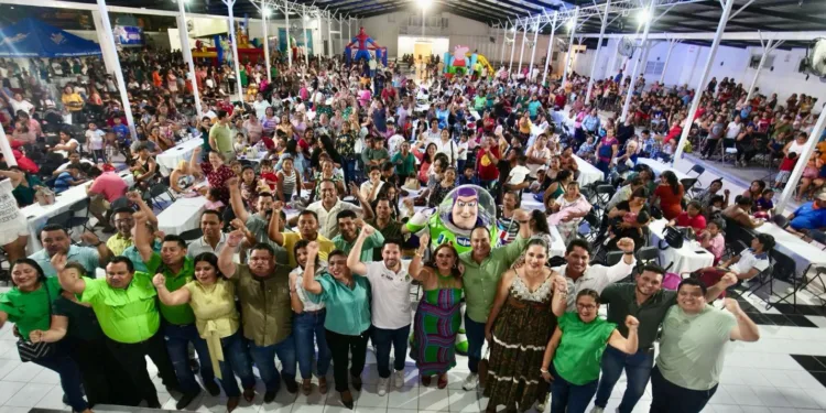 Renán Sánchez Tajonar celebra con las mamás de la Familia Verde de Cozumel y Playa del Carmen