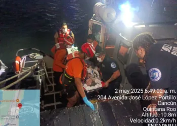 Marina rescata a mujer con infarto en crucero frente a Isla Mujeres