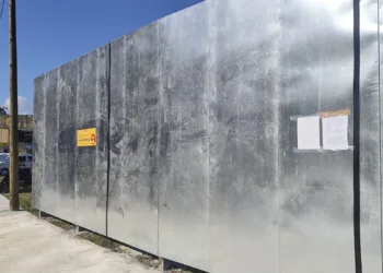 Suspenden estructuras para publicidad frente al estadio Nachan Ka’an de Chetumal
