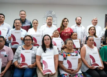 Con entrega de títulos, Mara Lezama da seguridad y certeza jurídica a 32 familias de Chetumal y al patrimonio municipal