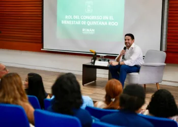 Renán Sánchez Tajonar comparte con jóvenes universitarios la importancia del Congreso en el bienestar de Quintana Roo