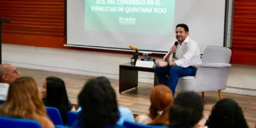 Renán Sánchez Tajonar comparte con jóvenes universitarios la importancia del Congreso en el bienestar de Quintana Roo