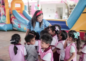 Yensunni Martínez visita escuelas de Chetumal para festejar con las niñas y niños en su día