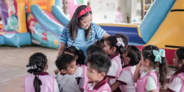 Yensunni Martínez visita escuelas de Chetumal para festejar con las niñas y niños en su día