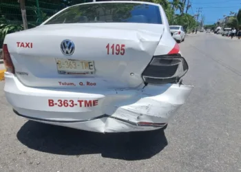 Choque por alcance entre taxis en el centro de Tulum; acusan a patrulla de provocar el accidente