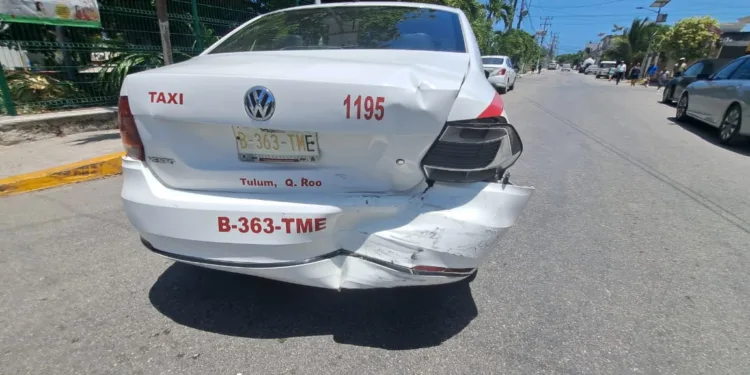 Choque por alcance entre taxis en el centro de Tulum; acusan a patrulla de provocar el accidente