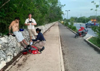 Policía Ejecutiva de Tulum atiende a motociclista extranjero lesionado