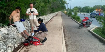 Policía Ejecutiva de Tulum atiende a motociclista extranjero lesionado