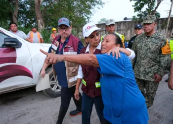 Atiende Mara Lezama en Chetumal a familias afectadas por lluvias
