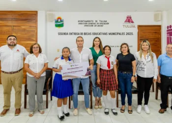 Tulum avanza en educación, con entrega de becas para mil estudiantes
