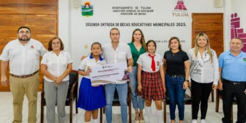 Tulum avanza en educación, con entrega de becas para mil estudiantes