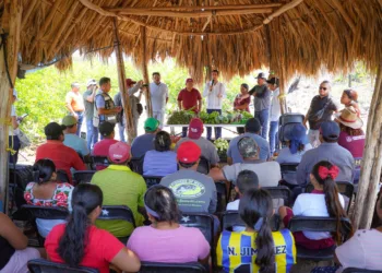 Gino Segura escucha a productores agrícolas de La Candelaria