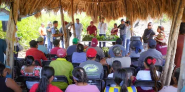Gino Segura escucha a productores agrícolas de La Candelaria