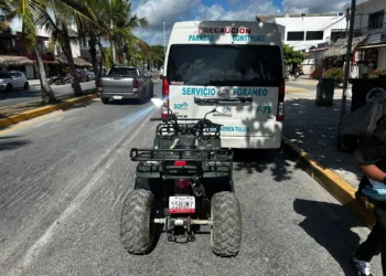 Turistas extranjeras chocan en cuatrimoto contra colectivo del sindicato Lázaro Cárdenas del Río en Tulum