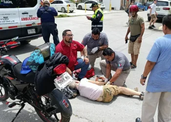 Ciclista extranjero de la tercera edad es embestido por motociclista en cruce de Tulum
