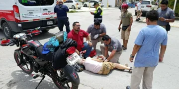Ciclista extranjero de la tercera edad es embestido por motociclista en cruce de Tulum