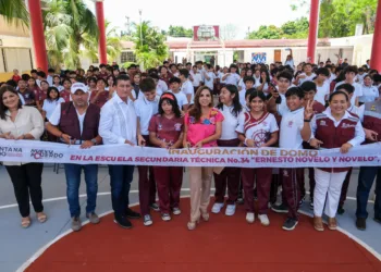 Entrega Mara Lezama su domo a 275 estudiantes de la secundaria «Ernesto Novelo y Novelo» en Bacalar