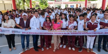 Entrega Mara Lezama su domo a 275 estudiantes de la secundaria «Ernesto Novelo y Novelo» en Bacalar