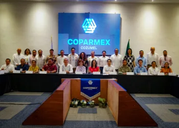 Gino Segura inaugura foro empresarial en Cozumel
