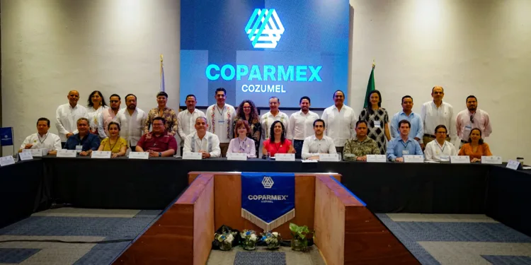 Gino Segura inaugura foro empresarial en Cozumel