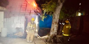 Incendio consume palapa en el Ejido Tulum; autoridades investigan causas